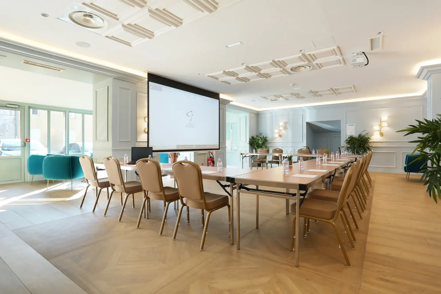Salle de séminaire spacieuse à l'hôtel Le Cheval Blanc, équipée pour présentations professionnelles